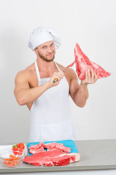 Chef bodybuilder preparing large chunks of raw meat. natural proteins — Stock Photo, Image