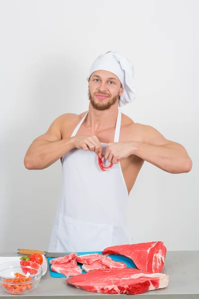 Chef bodybuilder preparing large chunks of raw meat. natural proteins — Stock Photo, Image