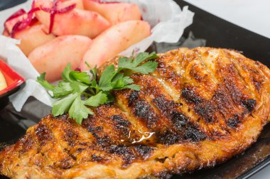 tabak patates kızartması ile ızgara et