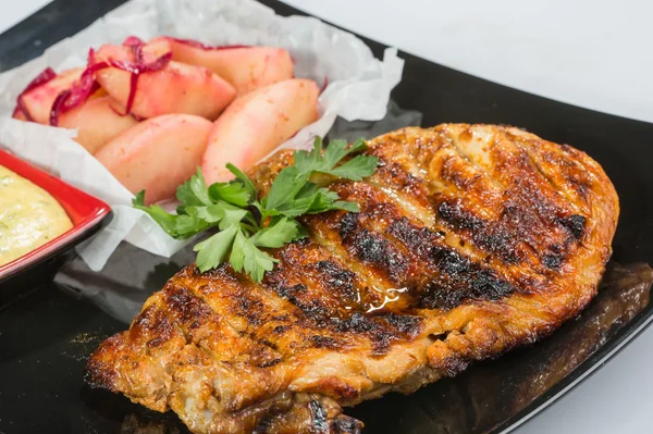 Plato de carne asada con papas fritas — Foto de Stock