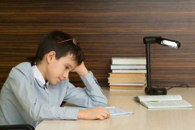 Öğrenci İlköğretim okul ev ödevi yok.