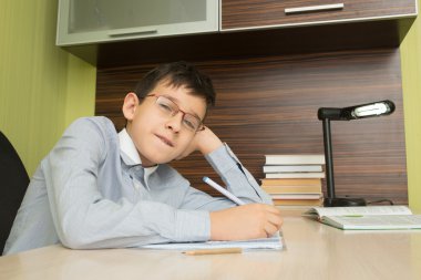 Öğrenci İlköğretim okul ev ödevi yok.