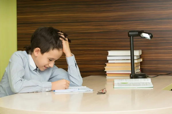 La escuela primaria hace los deberes. . — Foto de Stock