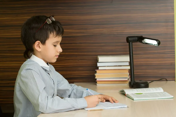 Aluno escola elementar faz lição de casa . — Fotografia de Stock