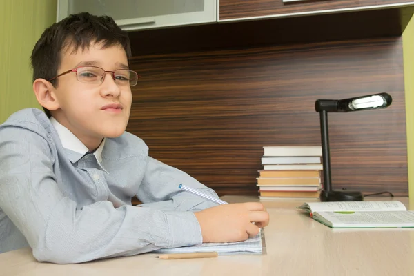 Aluno escola elementar faz lição de casa . — Fotografia de Stock