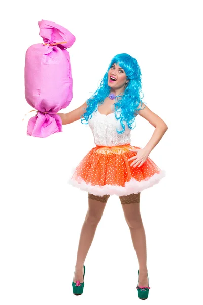 Bambola ragazza sexy con i capelli blu. caramelle enormi nelle mani. prodotti dolciari . — Foto Stock