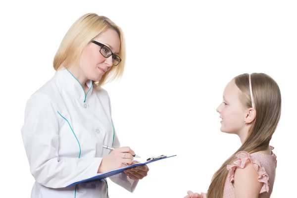 Portrait de femme souriante médecin et bébé fond blanc — Photo