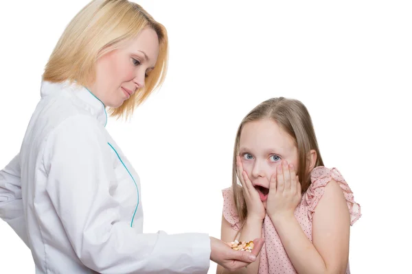 Gezondheidszorg en medische concept - arts tabletten geven kind in het ziekenhuis. geïsoleerd op witte achtergrond — Stockfoto