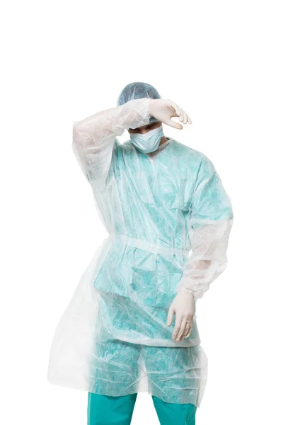 Kirurgen porträtt. täckt ansikte med händerna. Ledsen. isolerad på vit bakgrund — Stockfoto