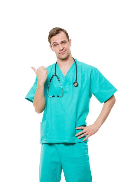 Mannelijke arts geïsoleerd wit kijkt naar de camera en punten — Stockfoto