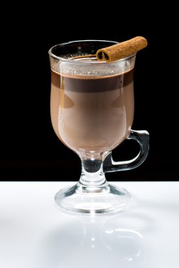 mulled şarap. meyve veya berry içki. alkol kış. karanlık bir arka plan karşı