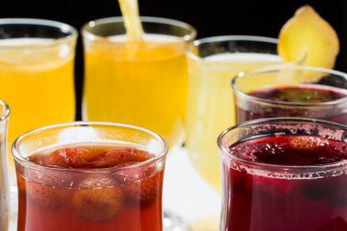 mulled şarap. meyve veya berry içki. alkol kış. karanlık bir arka plan karşı