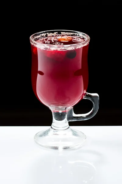 Glühwein. fruit of bessen drankje. alcohol winter. tegen een donkere achtergrond — Stockfoto