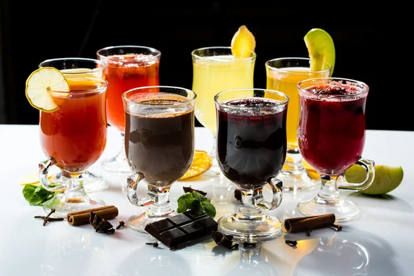 Glühwein. fruit of bessen drankje. alcohol winter. tegen een donkere achtergrond — Stockfoto