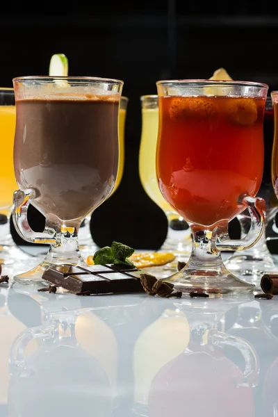 Vinho quente. fruta ou bebida de baga. Inverno de álcool. contra um fundo escuro — Fotografia de Stock