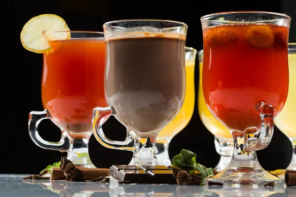 Glühwein. fruit of bessen drankje. alcohol winter. tegen een donkere achtergrond — Stockfoto