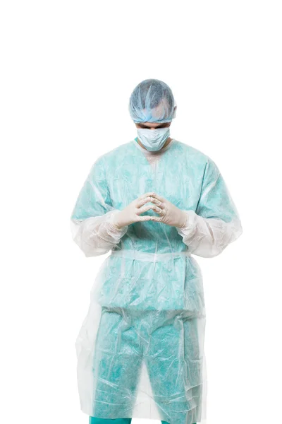Retrato de cirurgião. isolado em fundo branco. foca na reflexão. Pirâmide dos dedos. rezando — Fotografia de Stock