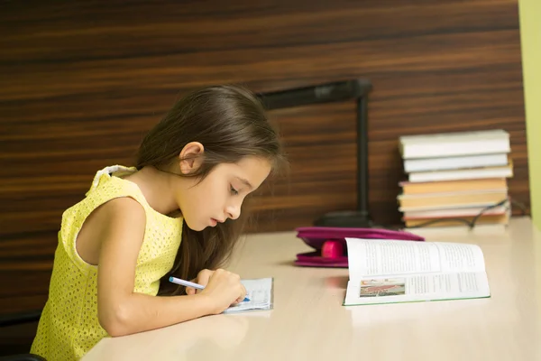 Розумна дівчина робить домашнє завдання — стокове фото