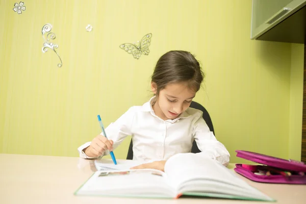 Menina inteligente fazendo lição de casa — Fotografia de Stock