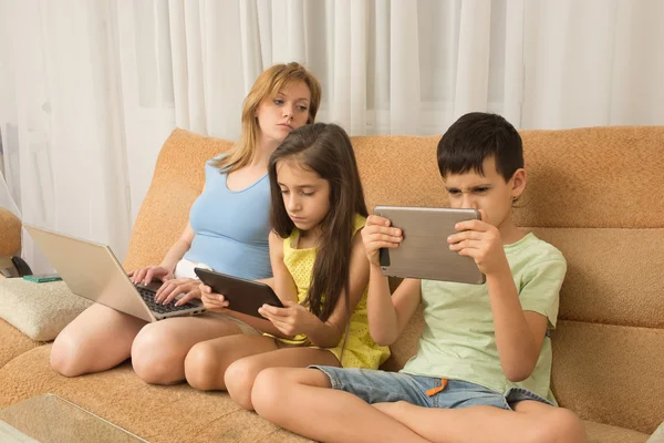 Madre, hija, hijo con ordenador portátil y tableta pc. Adicción a Internet . — Foto de Stock