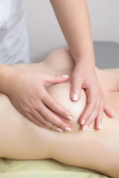 Красуня молода жінка, що відновлює масаж грудей у спа. масажисти руки на жіночих грудях — стокове фото