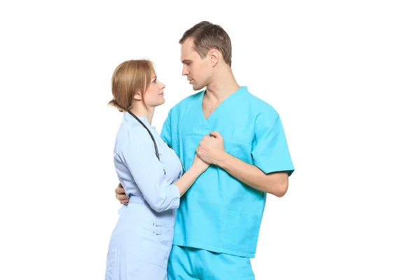 Мужчина и женщина-доктор целуются на работе. любовный роман на работе. изолированные на белом фоне — стоковое фото