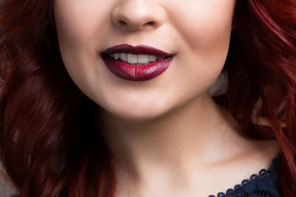 Primer plano labios de cereza. chica con el pelo rojo. la parte inferior de la cara. Retrato de chica de moda . — Foto de Stock