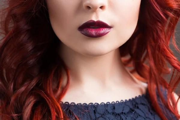 Primer plano labios de cereza. chica con el pelo rojo. la parte inferior de la cara. Retrato de chica de moda . — Foto de Stock