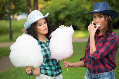 kovboy şapkası pamuk şeker yemek güzel kızlar