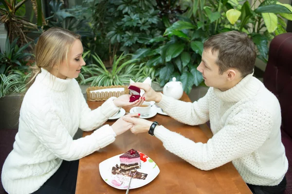 Joven proponiéndole matrimonio a novia ofreciéndole anillo de compromiso. sentado en un café — Foto de Stock