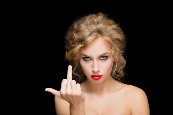 Stilvolle Mode blondes Mädchen zeigt Mittelfinger. isoliert auf schwarzem Hintergrund — Stockfoto