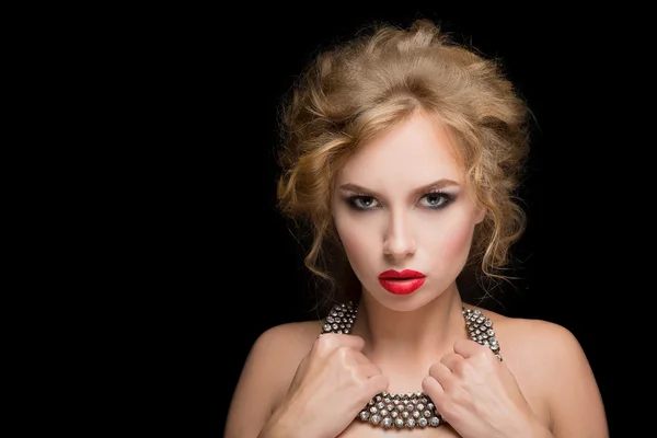 Retrato de mujer sexy con labios rojos. En el cuello del collar. fondo negro Imagen de archivo