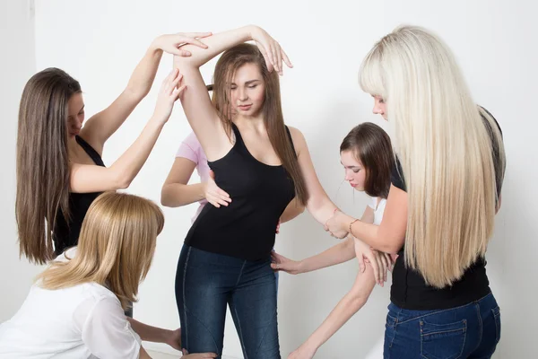 Entrenador y grupo de apoyo durante terapia psicológica. formación para las mujeres. desarrollo de la sensualidad, la sexualidad. terapia corporal —  Fotos de Stock