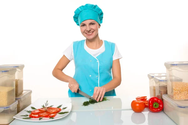 Conceito de culinária e comida - chef feminino sorridente, cozinheiro ou padeiro cortar legumes. Isolado sobre fundo branco — Fotografia de Stock