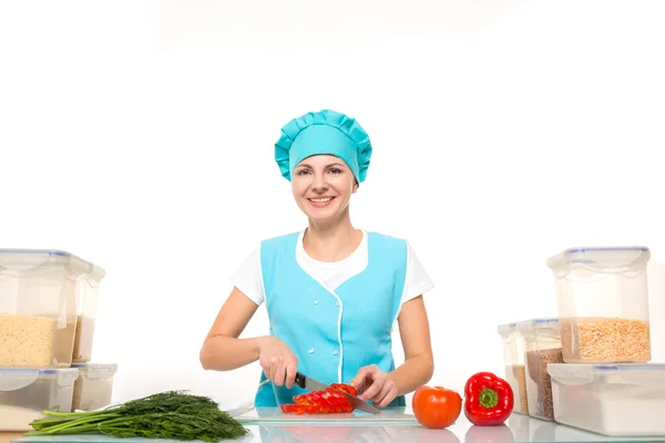 Conceito de culinária e comida - chef feminino sorridente, cozinheiro ou padeiro cortar legumes. Isolado sobre fundo branco — Fotografia de Stock