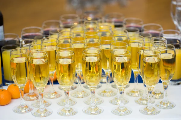 パーティー テーブルの上のシャンパン グラス。アルコールをたくさん — ストック写真
