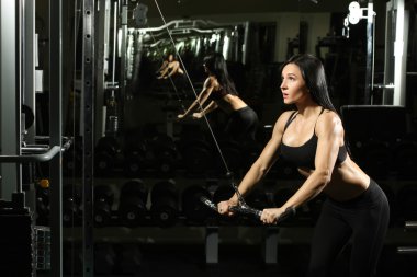 Esmer fitness spor salonu mükemmel vücut kız. dayanıklılık egzersizleri yapıyor