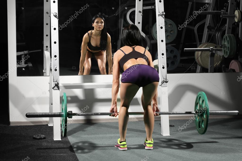 Sexy mit Brünette im Fitnessstudio Sexy mit Brünette im Fitnessstudio