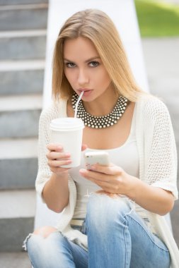 genç kadın bir kısa mesaj okuma. sokakta