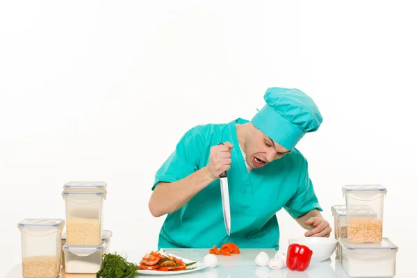 Přátelské šéfkuchař připravuje zelenina v jeho kuchyni. paprika miluje — Stock fotografie