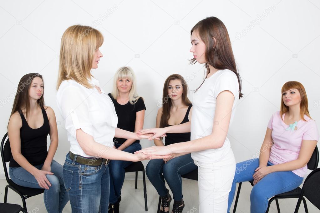 Psychological development. девушки на психологическом тренинге. женский психологический тренинг. человек в стрессе. книга невроз и личностный рост карен хорни.