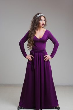 Güzel moda model Abiye ve diadem koyu arka plan üzerinde poz.