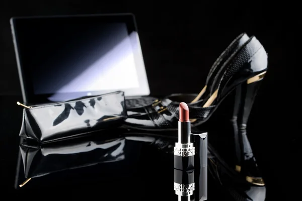 Laptop, a rúzs és a cipő. fekete háttér. női szett. Online vásárlás kozmetikumok — Stock Fotó