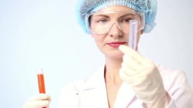 Kadın kimyacı test tüpleri kimyasallar ile karşılaştırma. koruyucu gözlük