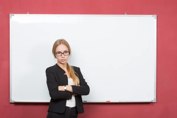 Mujer explicar en la pizarra. chica estudiante — Foto de Stock