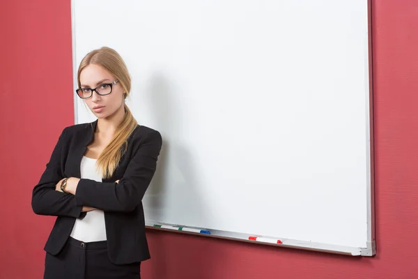 Kvinnan förklarar på Whiteboard-tavlan. flicka student — Stockfoto