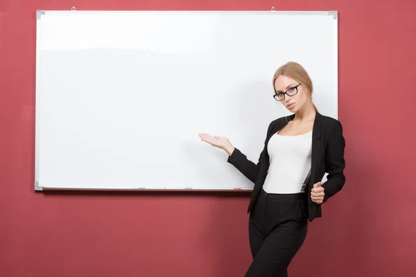 Mujer explicar en la pizarra. chica estudiante — Foto de Stock