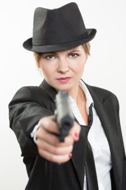 güzel kız gangster elinde bir silah. Klasik takım elbise ve şapka. beyaz izole