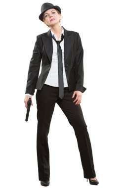güzel kız gangster elinde bir silah. Klasik takım elbise ve şapka. beyaz izole
