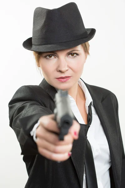 Bella ragazza gangster con una pistola in mano. Completo classico e cappello. isolato su bianco — Foto Stock